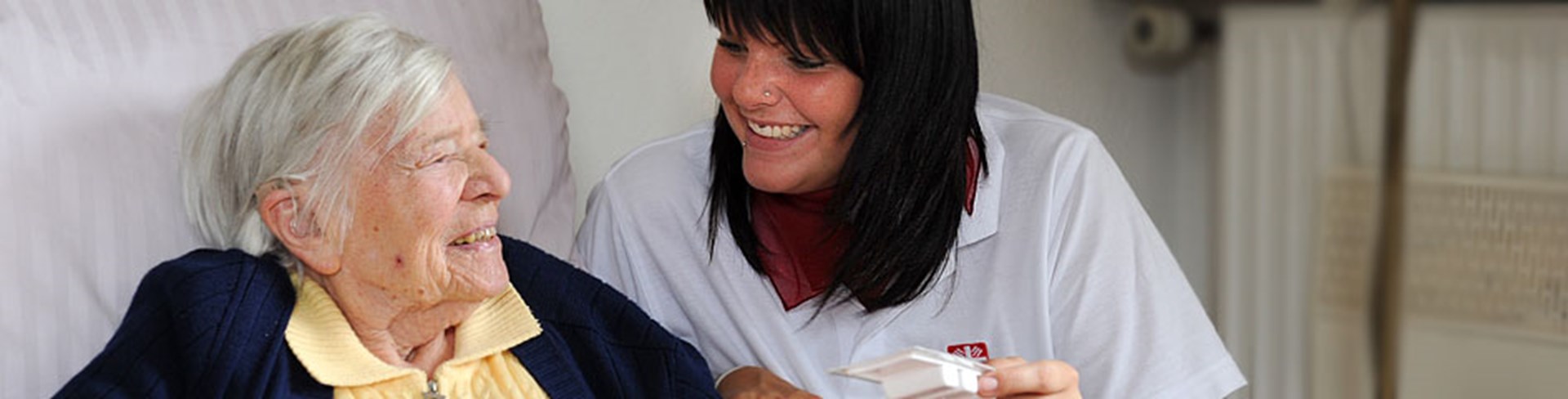 Caritas-Mitarbeiterin mit Patientin  (c) KNA /Oppitz