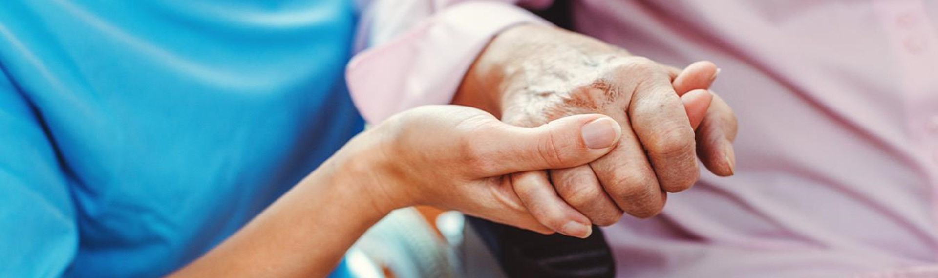 Eine junge Hand hält eine Ältere Hand